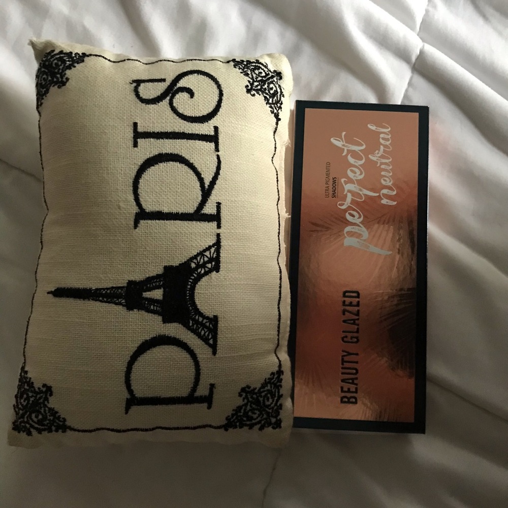 Paris pillow with Beauty Galzed pallete